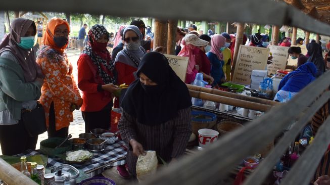 Suasana Pasar Pundensari di Desa Gunungsari Kabupaten Madiun, Jawa Timur, Minggu (27/9/2020). [ANTARA FOTO/Siswowidodo]