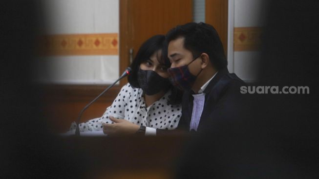 Aktris Vanessa Angel berkonsultasi dengan kuasa hukumnya saat menjalani sidang kasus dugaan penyalahgunaan dan kepemilikan narkotika di Pengadilan Negeri Jakarta Barat, Senin (28/9). [Suara.com/Alfian Winanto]