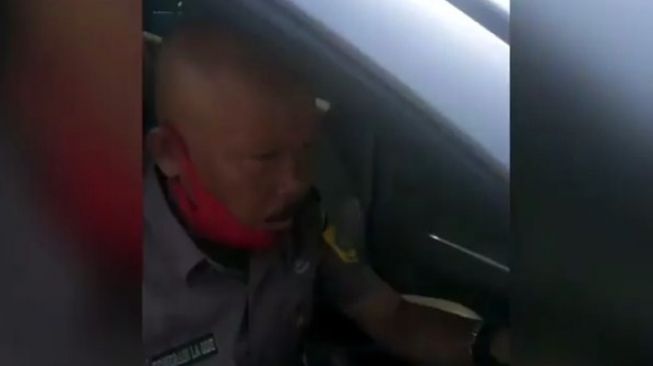 Tangkapan layar pengendara mobil memakai seragam dinas Kabupaten Bogor yang viral menghadang mobil ambulan. [Instagram@bogor24update]