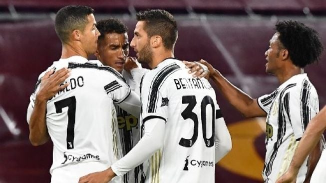 Para pemain Juventus merayakan gol Cristiano Ronaldo (kiri) ke gawang AS Roma dalam laga Liga Italia di Stadion Olimpico. Tiziana FABI / AFP