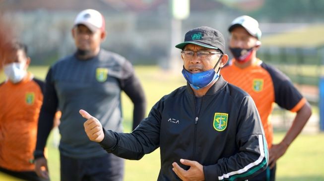 Pelatih Persebaya Surabaya Aji Santoso saat memimpin latihan tim (dok. Persebaya)