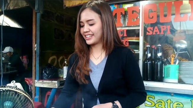 Aduhai Manisnya! Viral Penjual Sate Kelinci Berparas Cantik Bak Selebritis