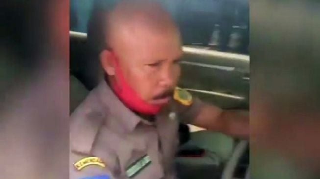 Tangkapan layar pengendara mobil memakai seragam dinas Kabupaten Bogor yang viral menghadang mobil ambulan. [Instagram@bogor24update]