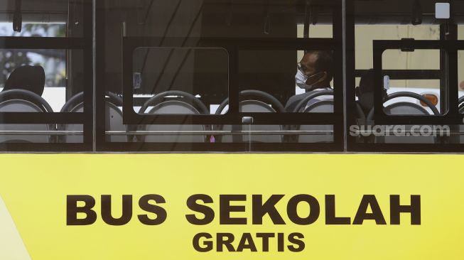 Pasien tanpa gejala COVID-19 yang diantar dengan bus sekolah tiba di Hotel U Stay Mangga Besar, Sawah Besar, Jakarta, Senin (28/9/2020). [Suara.com/Angga Budhiyanto]