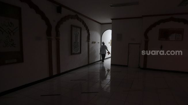 Pengurus masjid berjaga di Masjid Lautze, Sawah Besar, Jakarta, Senin (28/9/2020). [Suara.com/Angga Budhiyanto]