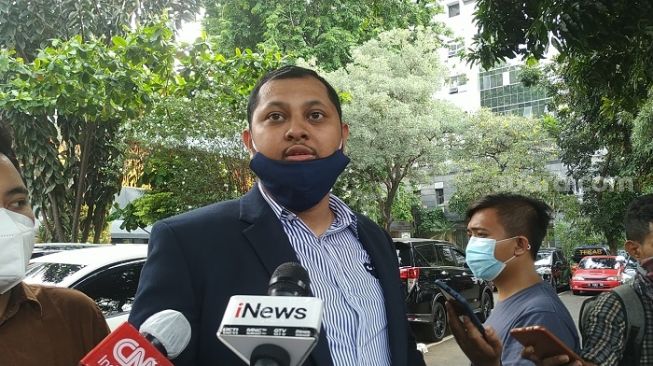 Ahmad Ramzy, pengacara Ahok setelah resmi mencabut laporan kasus pencemaran nama baik di Polda Metro Jaya. (Suara.com/M Yasir).