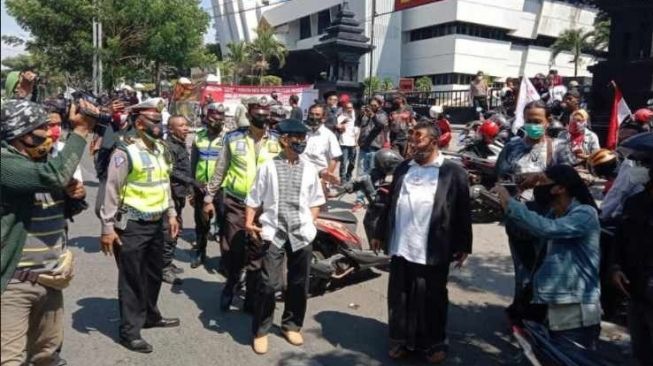Ratusan massa menolak acara KAMI di Gedung Juang, Kota Surabaya (Foto: Beritajatim)