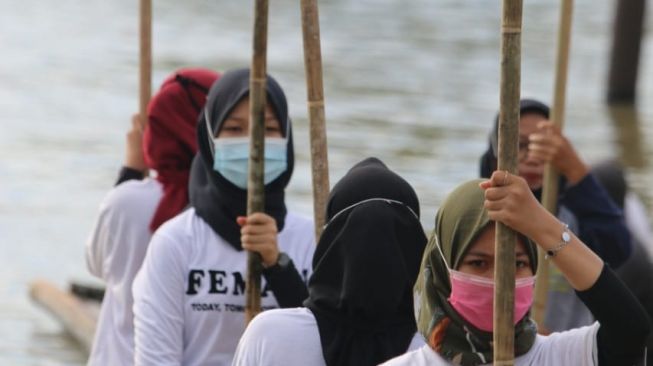 Para pemain teater potlot tengah latihan persiapan pertunjukkan Rahim Sungai Musi.