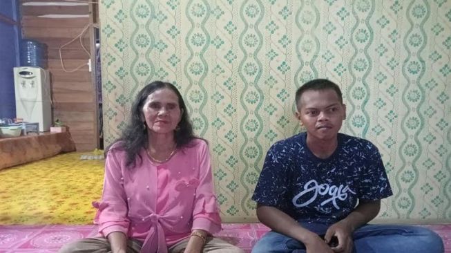 Rizky pemuda 26 tahun nikahi Luna Maya, nenek 62 tahun di Buntok Barito Selatan. (Antara)