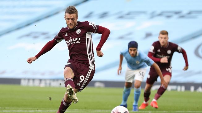 Striker Leicester City, Jamie Vardy mengeksekusi penalti pada laga Liga Inggris 2020/2021 kontra Manchester City di Etihad Stadium, Manchester, Minggu (27/9/2020). [Catherine Ivill / POOL / AFP]