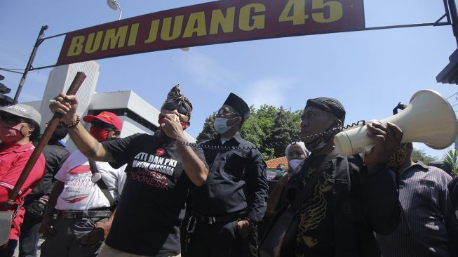 Massa berunjuk rasa di depan Gedung Juang 45 Jalan Mayjend Sungkono, Surabaya, Jawa Timur, Senin (28/9/2020). [ANTARA FOTO/Didik Suhartono]
