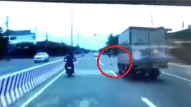 Video Aksi Lempar Batu di Jalan Bikin Pemotor Kena Karma Instan