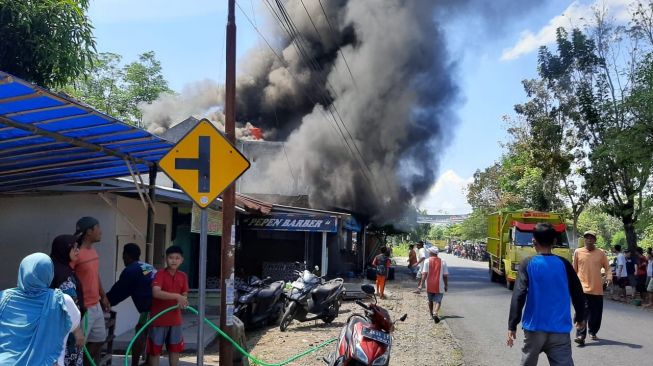 Tragis! Selamatkan Anaknya, Pria Ini Tewas Dilalap Si Jago Merah