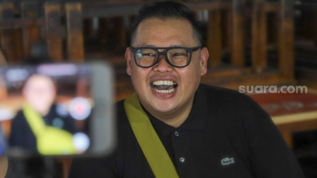 Presenter Reza Bukan tertawa ketika menjawab pertanyaan awak media saat ditemui di Kawasan Tendean, Jakarta Selatan, Selasa (29/9). [Suara.com/Alfian Winanto]
