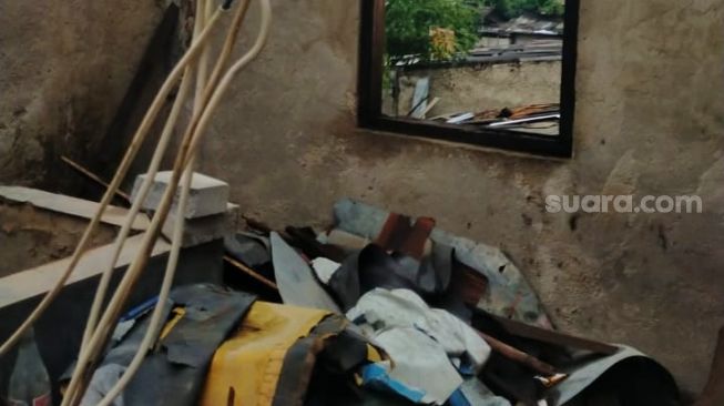 Kondisi rumah Chadijah di Perumahan Bukit Cikasungka, Kecamatan Solear, Kabupaten Tangerang, usai diterjang angin puting beliung, Selasa (29/9/2020). [Suara.com/Ridsha Vimanda Nasution]