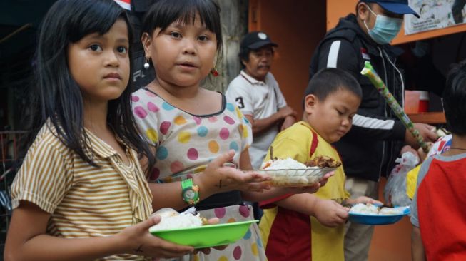 Anak-anak usai mengantre paket nasi Rp2.000