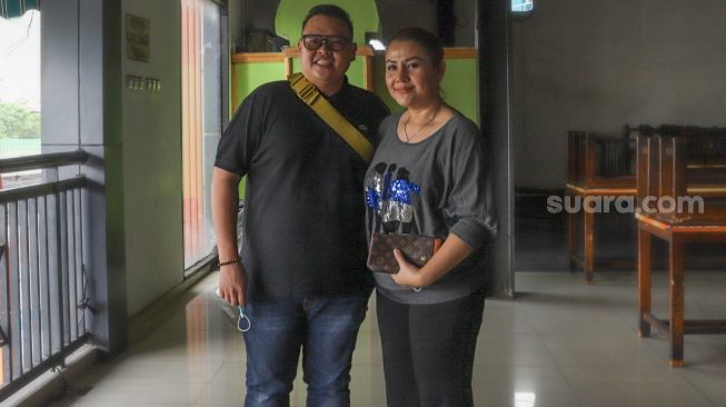 Presenter Reza Bukan dan istrinya, Serevina Silaen berpose didepan kamera saat ditemui di Kawasan Tendean, Jakarta Selatan, Selasa (29/9). [Suara.com/Alfian Winanto]