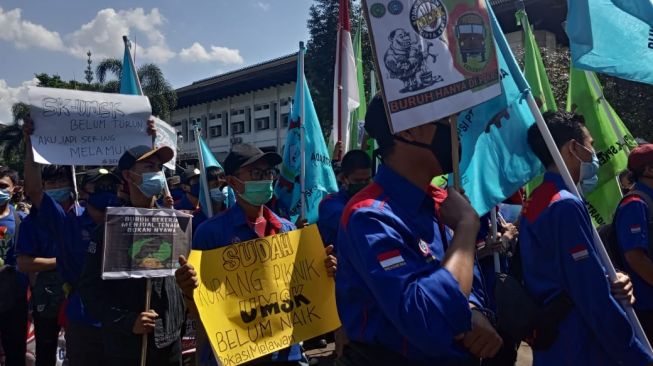 Gerudug Gedung Sate, Buruh Desak Gubernur Tandatangani SK UMSK