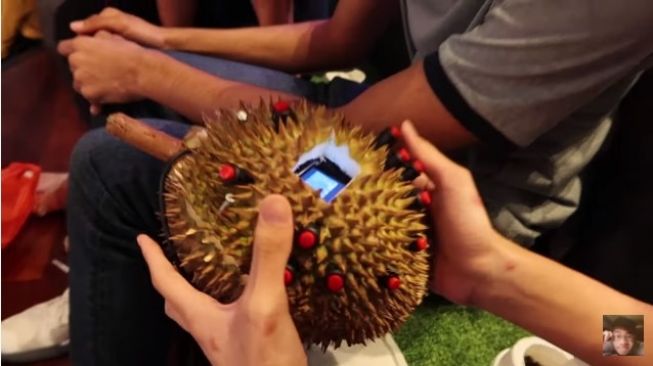 Unik! Mahasiswa asal Singapura Ini Sulap Buah Durian Menjadi Konsol Game