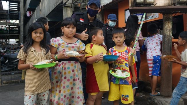 Anak-anak di 24 Ilir Palembang saat membeli paket nasi Rp2.000, Minggu (27/9/2020).