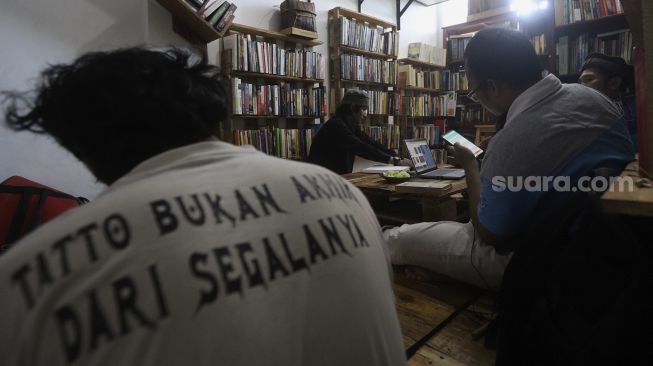 Santri Tasawuf Underground beraktivitas di Pondok Tasawuf Undergroud, Kompleks Ruko Pasar Cimanggis, Ciputat, Tangerang Selatan, Banten, Selasa (29/9/2020). [Suara.com/Angga Budhiyanto]