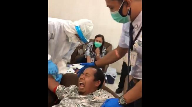 Ngakak! Viral Video Bapak-bapak Takut Disuntik, Sampai Satpam Turun Tangan