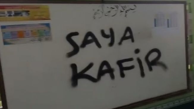 Musallah Dicoret-Coret Dengan Tulisan "Saya Kafir" dan "Anti Islam"