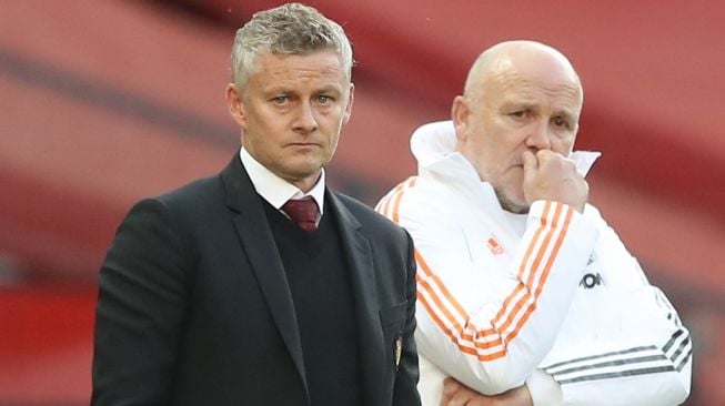 Manajer Manchester United, Ole Gunnar Solskjaer (kiri) bersama staf pelatih Mike Phelan. [MARTIN RICKETT / POOL / AFP]