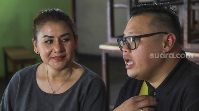 Presenter Reza Bukan bersama istrinya, Serevina Silaen saat menjawab pertanyaan awak media di Kawasan Tendean, Jakarta Selatan, Selasa (29/9). [Suara.com/Alfian Winanto]