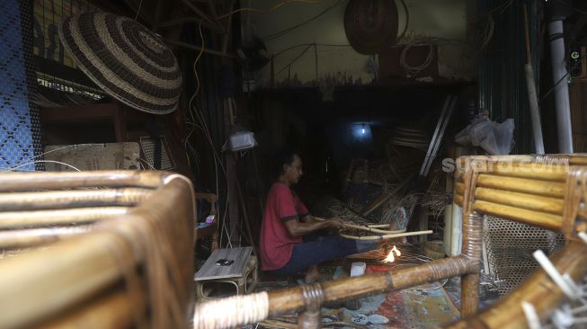 Perajin menyelesaikan perabot berbahan rotan di Jalan Pasar Minggu, Kalibata, Jakarta, Selasa (29/9/2020). [Suara.com/Angga Budhiyanto]