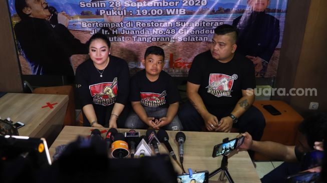 Istri Didi Kempot, Yan Vellia dan Putranya, Saka Praja Adil Prasetya saat menggelar konferensi pers di Cirendeu, Tangeran Selatan, Senin (28/9). [Suara.com/Alfian Winanto]