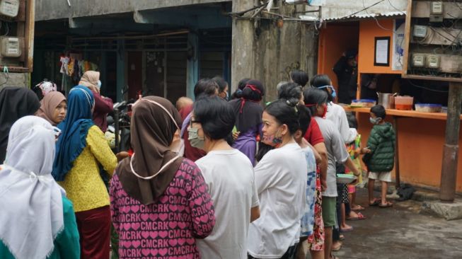 Masyarakat mengatri pembelian nasi berharga terjangkau Rp2.000 di Palembang, Minggu (27/9/2020).