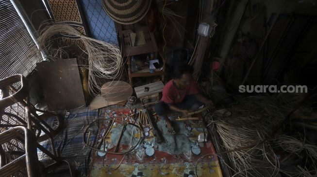 Perajin menyelesaikan perabot berbahan rotan di Jalan Pasar Minggu, Kalibata, Jakarta, Selasa (29/9/2020). [Suara.com/Angga Budhiyanto]