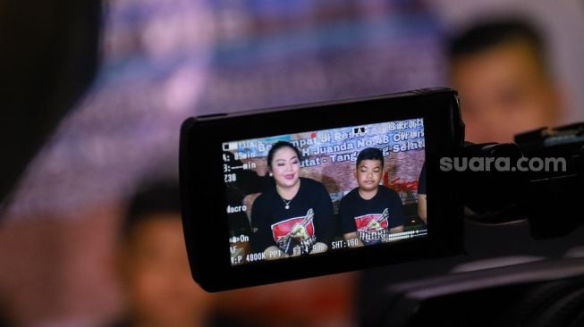 Istri Didi Kempot, Yan Vellia dan Putranya, Saka Praja Adil Prasetya saat menggelar keterangan pers di Cirendeu, Tangeran Selatan, Senin (28/9). [Suara.com/Alfian Winanto]