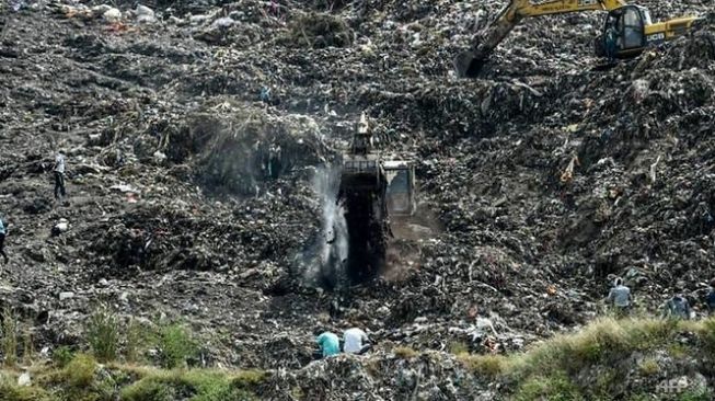 Gunungan Sampah 25 Meter Runtuh, Gadis 12 Tahun Terkubur Hidup-hidup