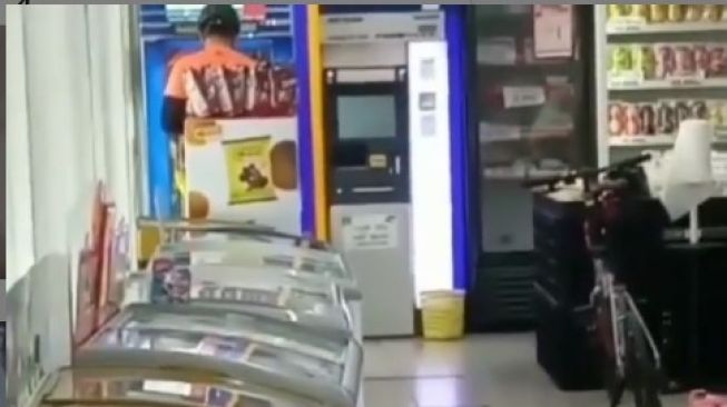 Viral, Pegowes Parkir Sepeda di Dalam Minimarket Bikin Publik Geram