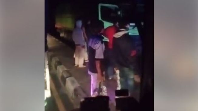 Keributan antara awak dan penumpang bus dengan sopir truk.