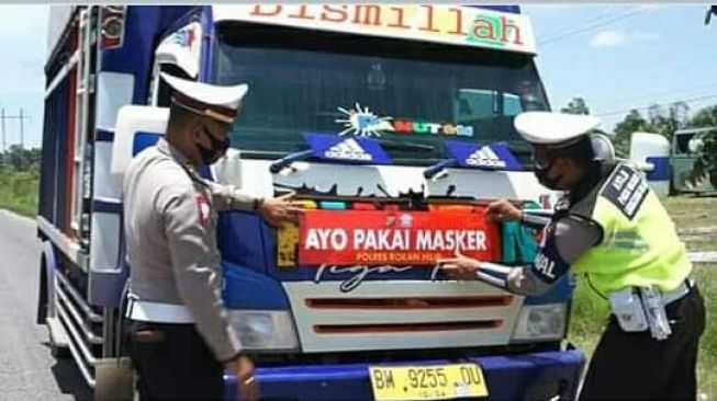 Satlantas Polres Rohil Tempel  Stiker  Ayo Pakai Masker  di 