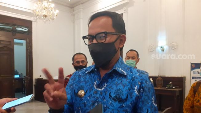 Wali Kota Bogor Bima Arya Sugiarto di Balai Kota Bogor, Rabu (30/9/2020). [Suara.com/Andi Ahmad Sulaendi]