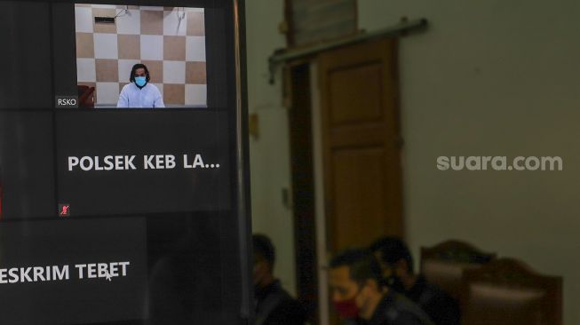 Aktor Dwi Sasono saat menjalani sidang kasus penyalahgunaan narkotika jenis ganja yang digelar secara virtual di Pengadilan Negeri Jakarta Selatan, Rabu (30/9). [Suara.com/Alfian Winanto]