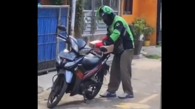 Kisah Anak Ojol Dapat Beasiswa Perguruan Tinggi dari Gojek, Bikin Haru