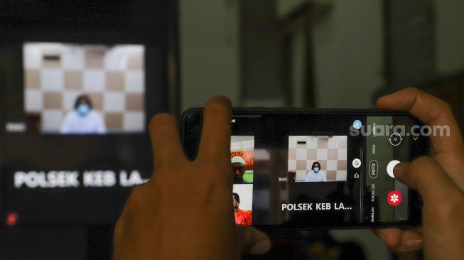 Awak media merekam jalannya sidang Aktor Dwi Sasono atas kasus penyalahgunaan narkotika jenis ganja yang digelar secara virtual di Pengadilan Negeri Jakarta Selatan, Rabu (30/9). [Suara.com/Alfian Winanto]