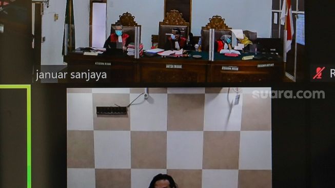 Aktor Dwi Sasono saat menjalani sidang kasus penyalahgunaan narkotika jenis ganja yang digelar secara virtual di Pengadilan Negeri Jakarta Selatan, Rabu (30/9). [Suara.com/Alfian Winanto]