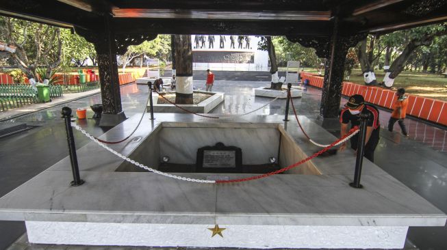 Petugas membersihkan area Monumen Pancasila Sakti di Lubang Buaya, Jakarta Timur, Rabu (30/9/2020).  [ANTARA FOTO/Asprilla Dwi Adha]