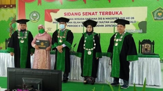 Terharu, Ibu Ini Wakili Wisuda Anaknya yang Meninggal karena Sakit