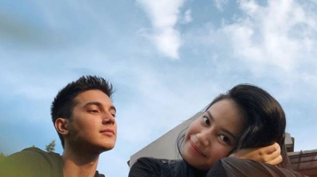 5 Artis gandeng pacar baru usai tak lama putus, ada yang beda agama