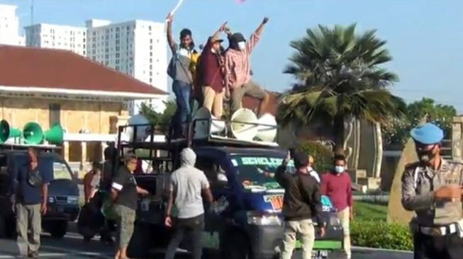 Sejumlah massa melakukan orasi saat acara tabur bunga yang digelar PPKN dan juga dihadiri mantan Panglima TNI Jenderal (Purn) Gatot Nurmantyo di TMP Kalibata, Jaksel, Rabu (30/9/2020). [Ist]