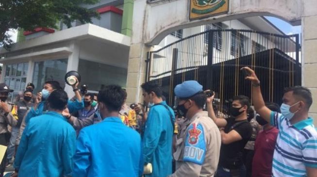 Demo mahasiswa di Tanjungpinang dibubarkan polisi. (batamnews)