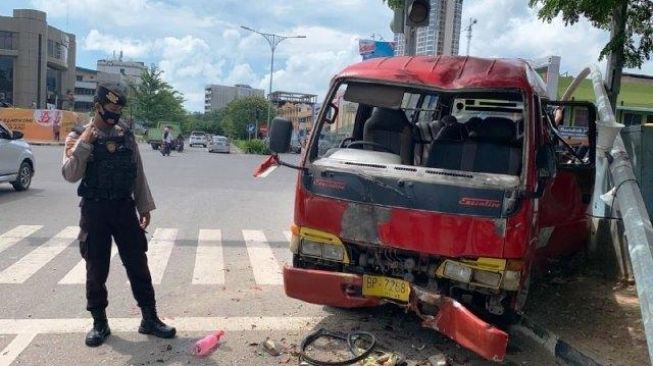 Kondisi angkutan umum Bimbar usai menabrak tiang lampu jalan hingga tumbang di Nagoya, Batam, Rabu (30/9/2020). (Foto: Yude/batamnews)