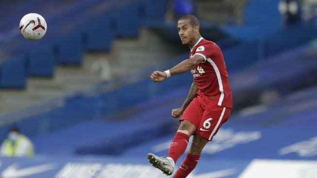 Gelandang Liverpool Thiago Alcantara mengoper bola selama pertandingan sepak bola Liga Premier Inggris antara Chelsea melawan Liverpool di Stamford Bridge, London, Inggris pada 20 September 2020.   [Matt Dunham / POOL / AFP]